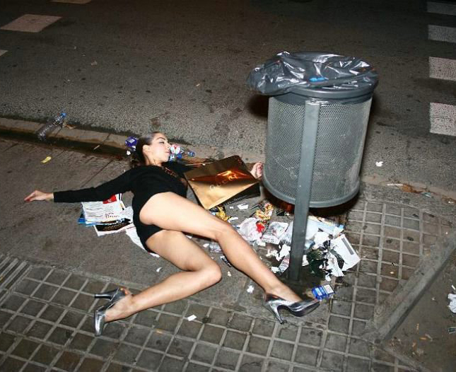 пьяная девка спит возле мусорника